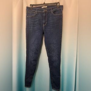 Levi’s 720 high rise super skinny jeans. size 33